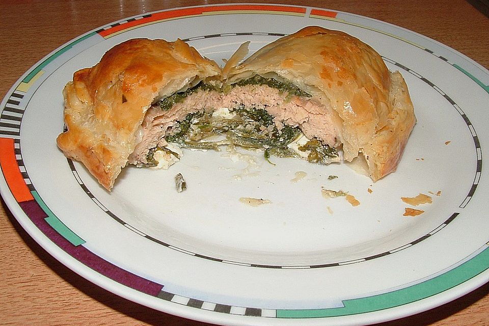 Blätterteigpäckchen mit Lachs, Schafskäse und Spinat