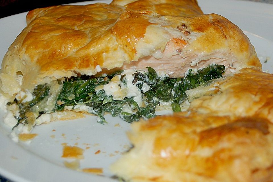 Blätterteigpäckchen mit Lachs, Schafskäse und Spinat