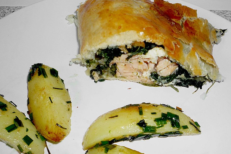 Blätterteigpäckchen mit Lachs, Schafskäse und Spinat