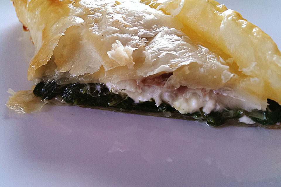 Blätterteigpäckchen mit Lachs, Schafskäse und Spinat