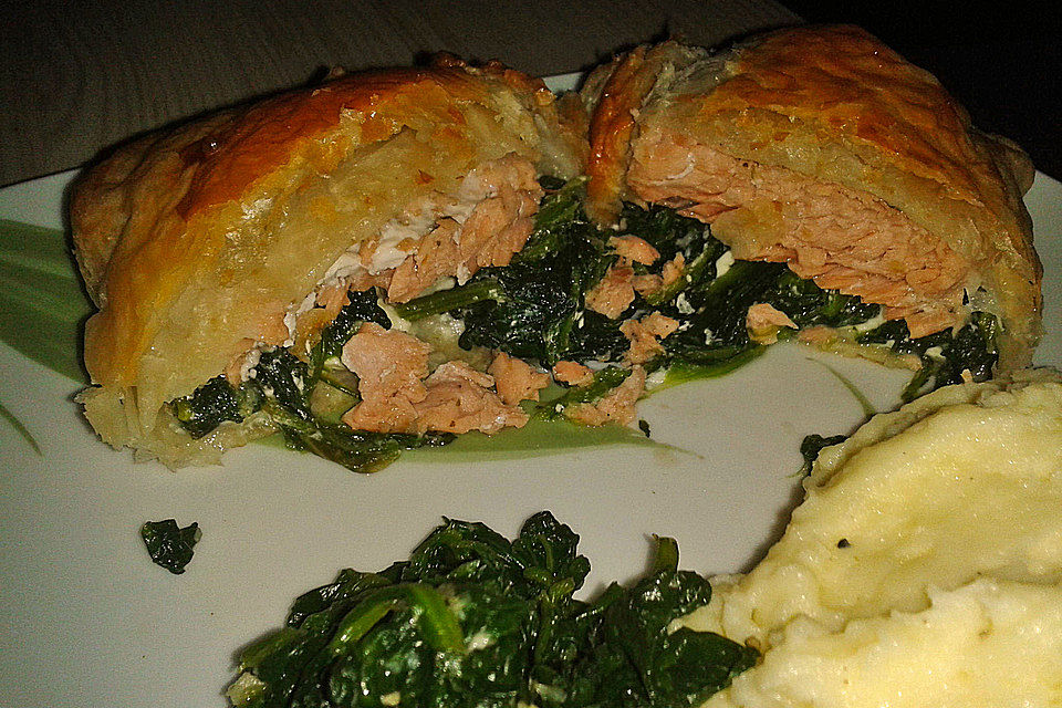 Blätterteigpäckchen mit Lachs, Schafskäse und Spinat