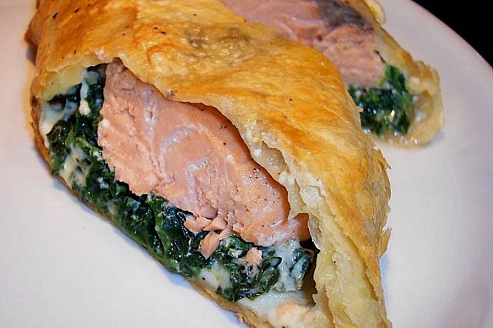 Blätterteigpäckchen mit Lachs, Schafskäse und Spinat