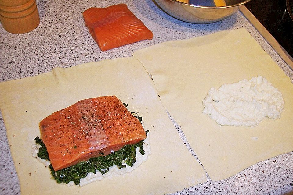 Blätterteigpäckchen mit Lachs, Schafskäse und Spinat