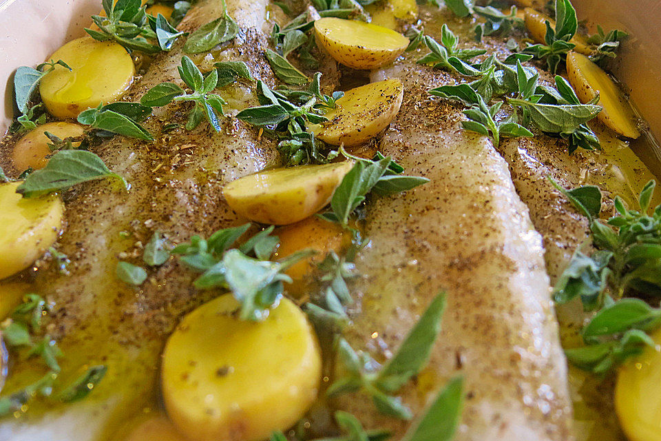 Fischfilet im Backrohr mit Öl und Oregano