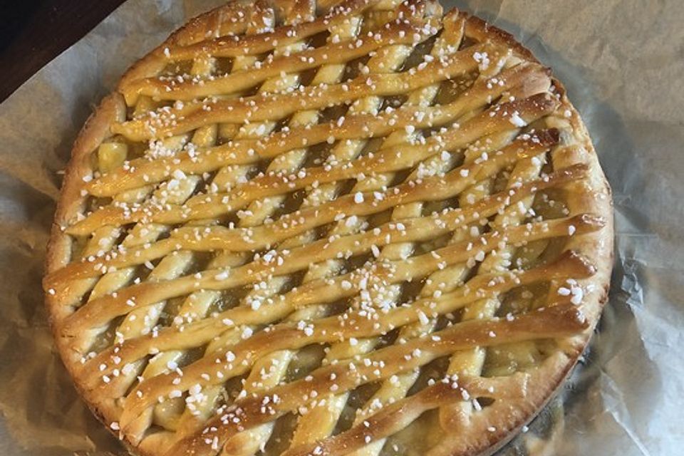 Apfelkuchen aus Hefeteig mit Gittern