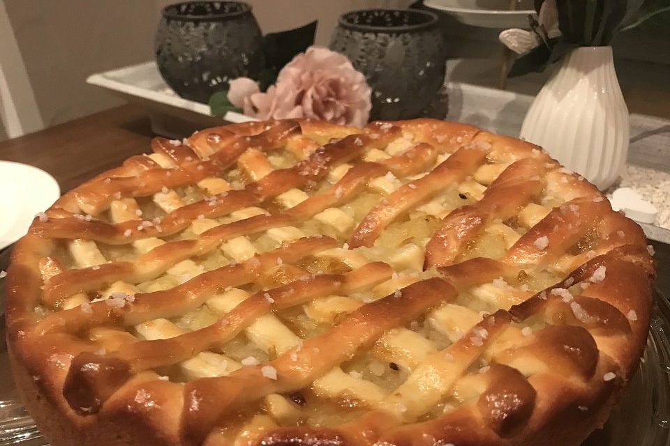 Apfelkuchen aus Hefeteig mit Gittern