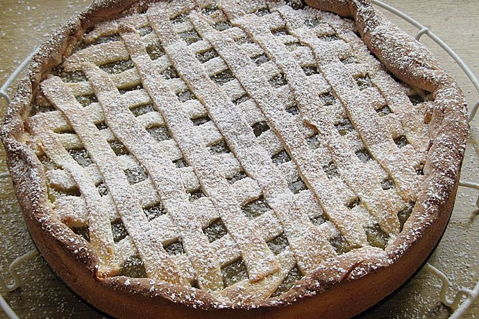 Apfelkuchen aus Hefeteig mit Gittern