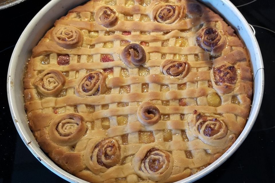 Apfelkuchen aus Hefeteig mit Gittern