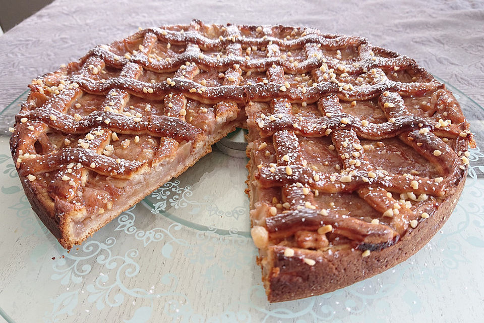 Apfelkuchen aus Hefeteig mit Gittern