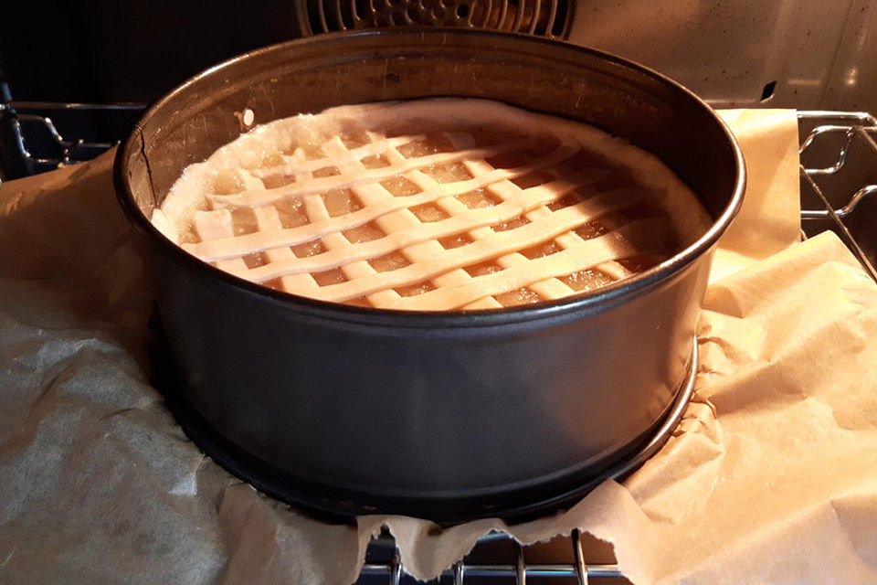 Apfelkuchen aus Hefeteig mit Gittern