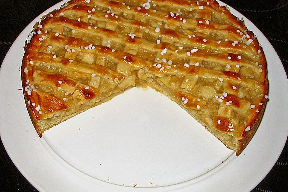 Apfelkuchen aus Hefeteig mit Gittern