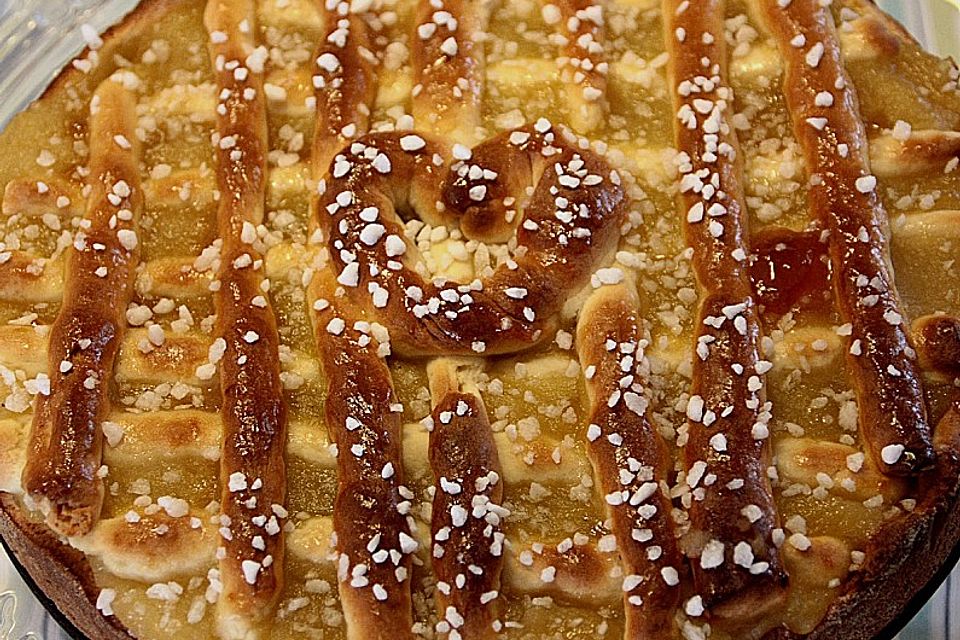 Apfelkuchen aus Hefeteig mit Gittern