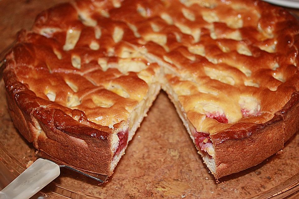 Apfelkuchen aus Hefeteig mit Gittern