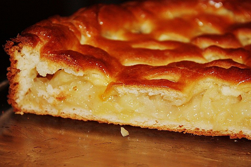 Apfelkuchen aus Hefeteig mit Gittern