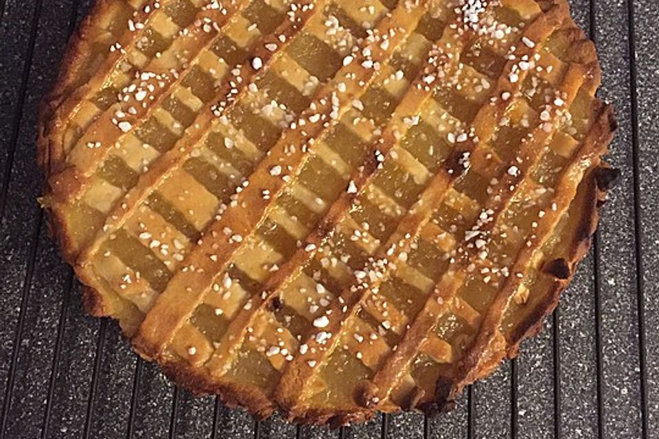 Apfelkuchen aus Hefeteig mit Gittern