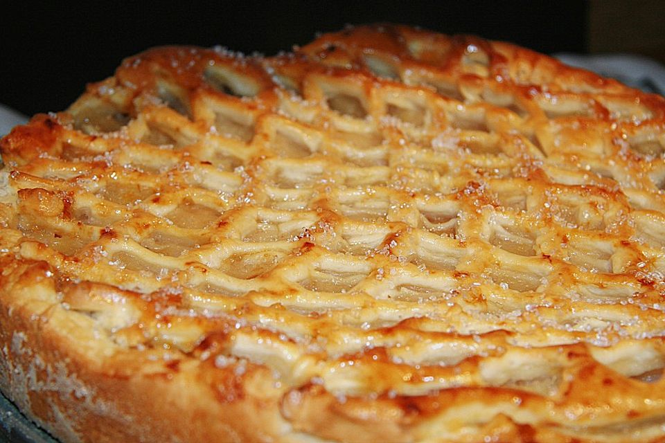 Apfelkuchen aus Hefeteig mit Gittern