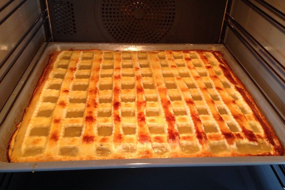 Apfelkuchen aus Hefeteig mit Gittern