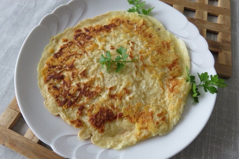 Würziger Pfannkuchen mit geschmolzenem Käse