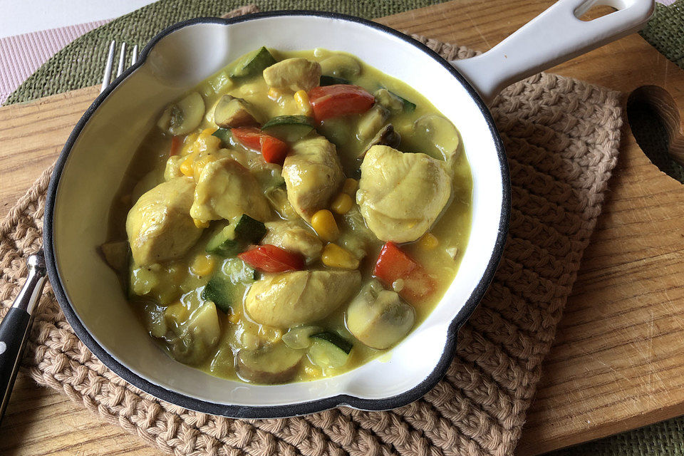 Hühnchen - Gemüse - Pfanne mit Curry und Kokos