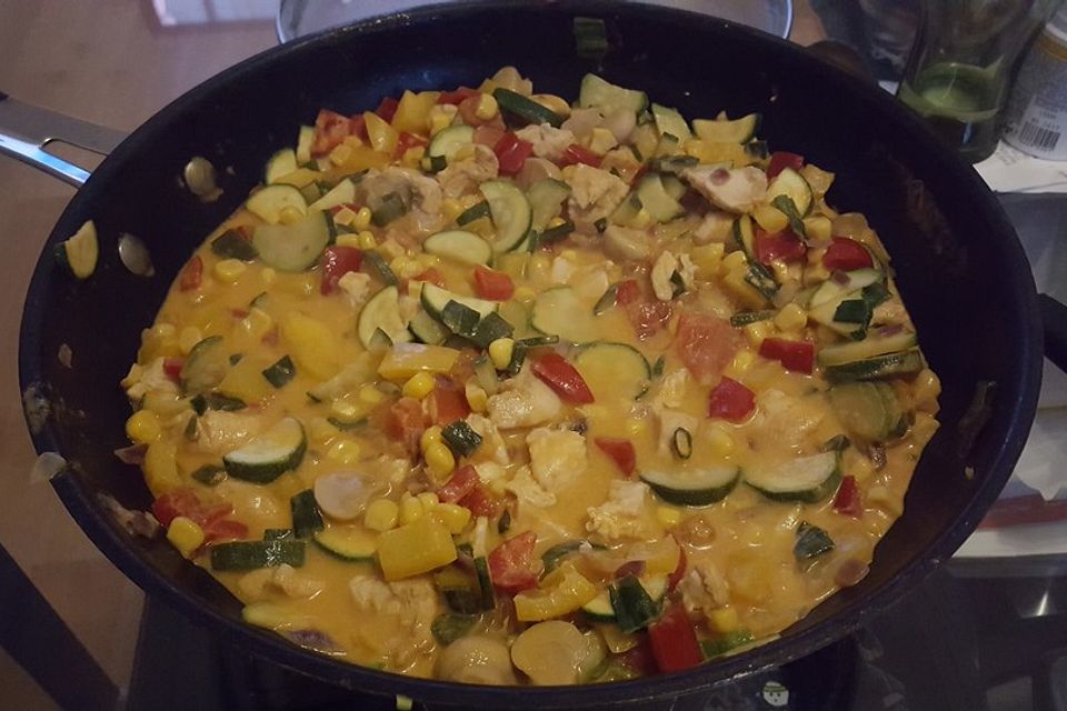 Hühnchen - Gemüse - Pfanne mit Curry und Kokos