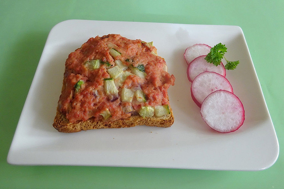 Partybrötchen, gefüllt mit Mett und Tatar