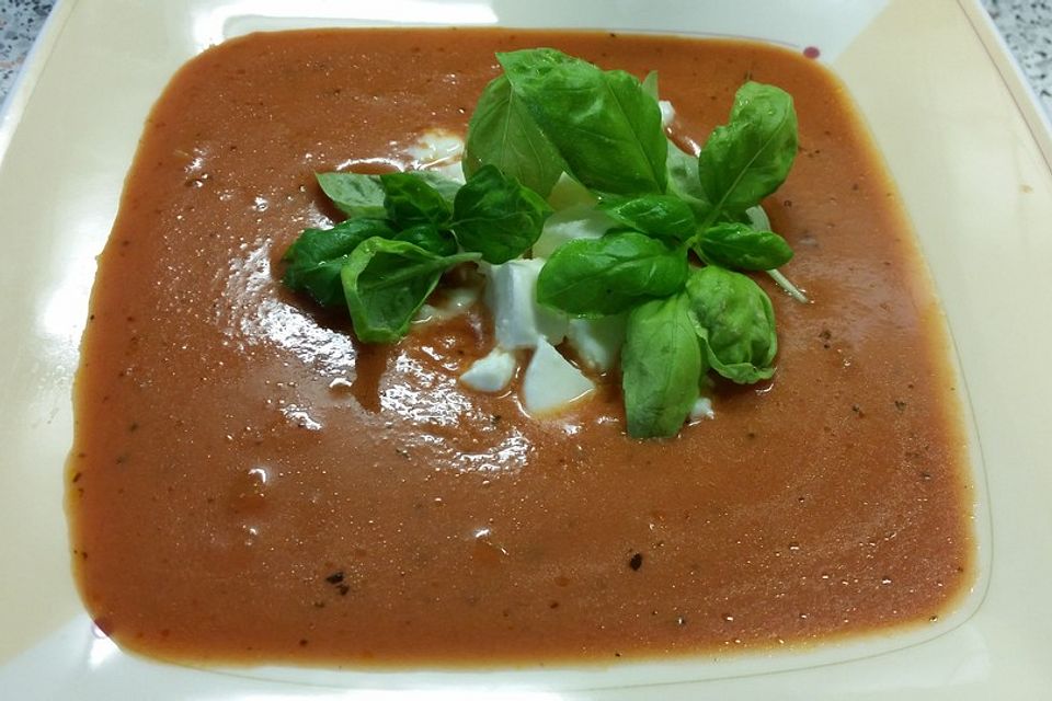 Basilikum - Tomatensuppe mit Mozzarella