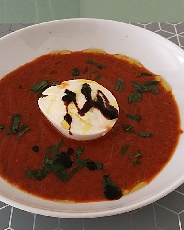 Basilikum - Tomatensuppe mit Mozzarella