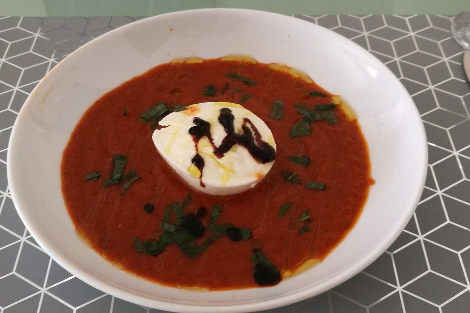 Basilikum - Tomatensuppe mit Mozzarella