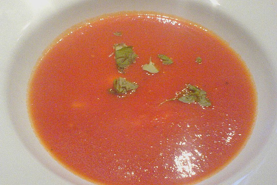 Basilikum - Tomatensuppe mit Mozzarella