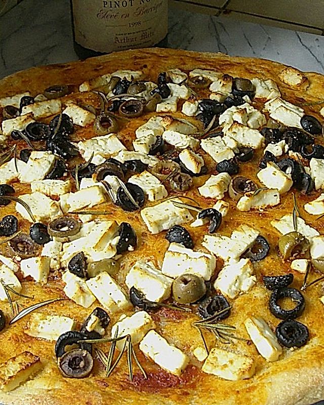 Kartoffelpizza mit Feta und Oliven