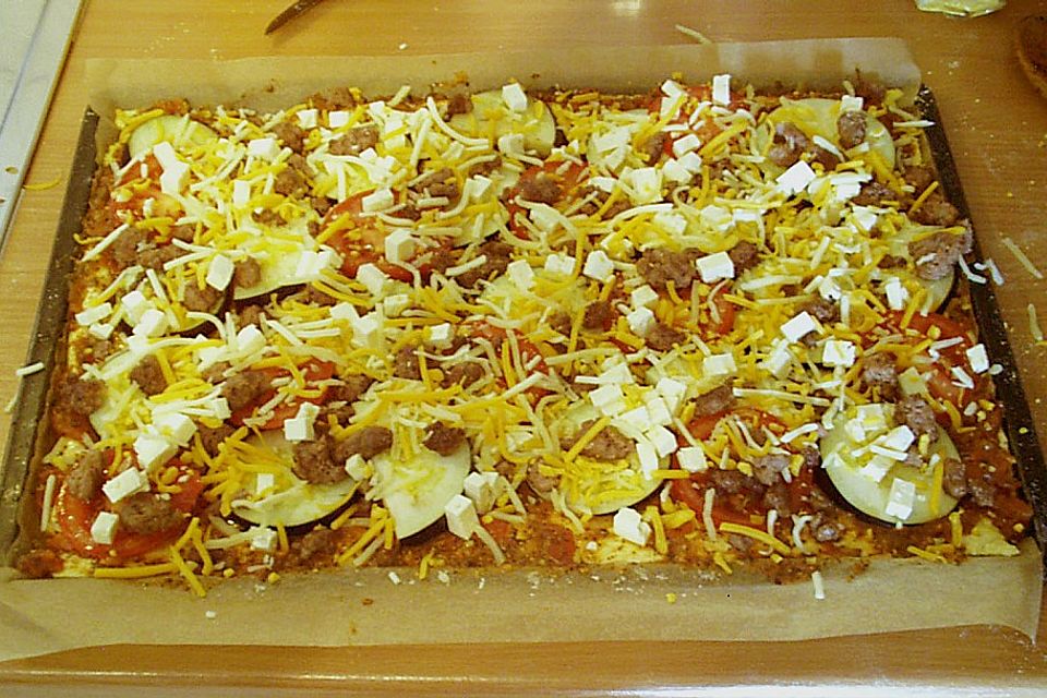 Auberginen - Pizza mit Lammhackfleisch und Feta-Käse