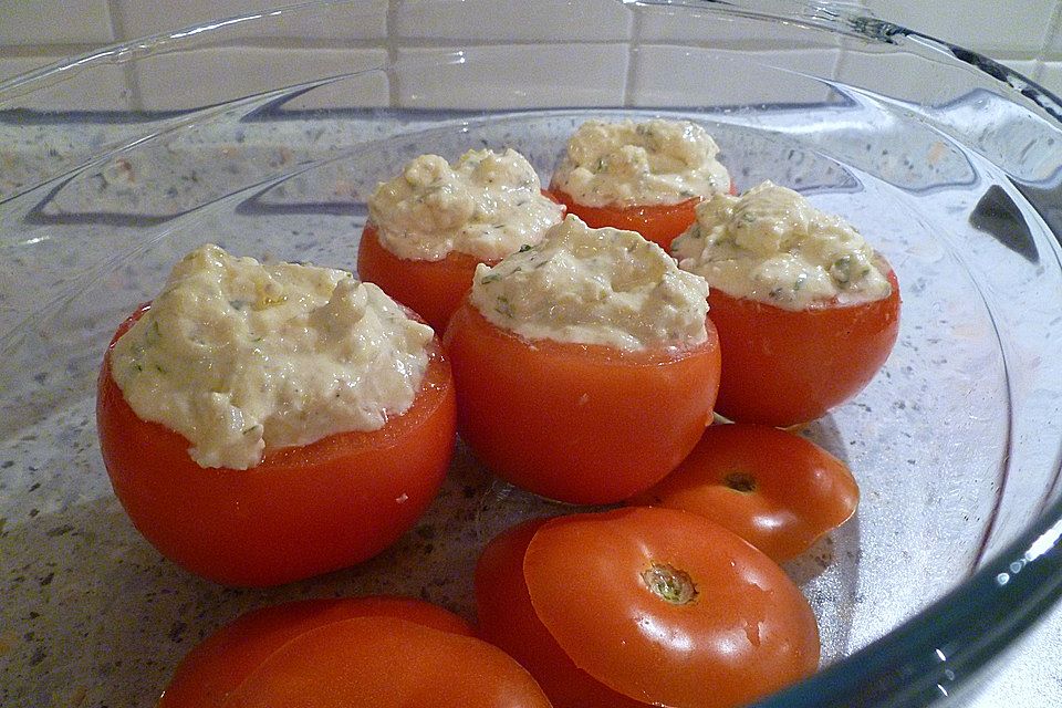 Tomaten mit Schafkäse gefüllt