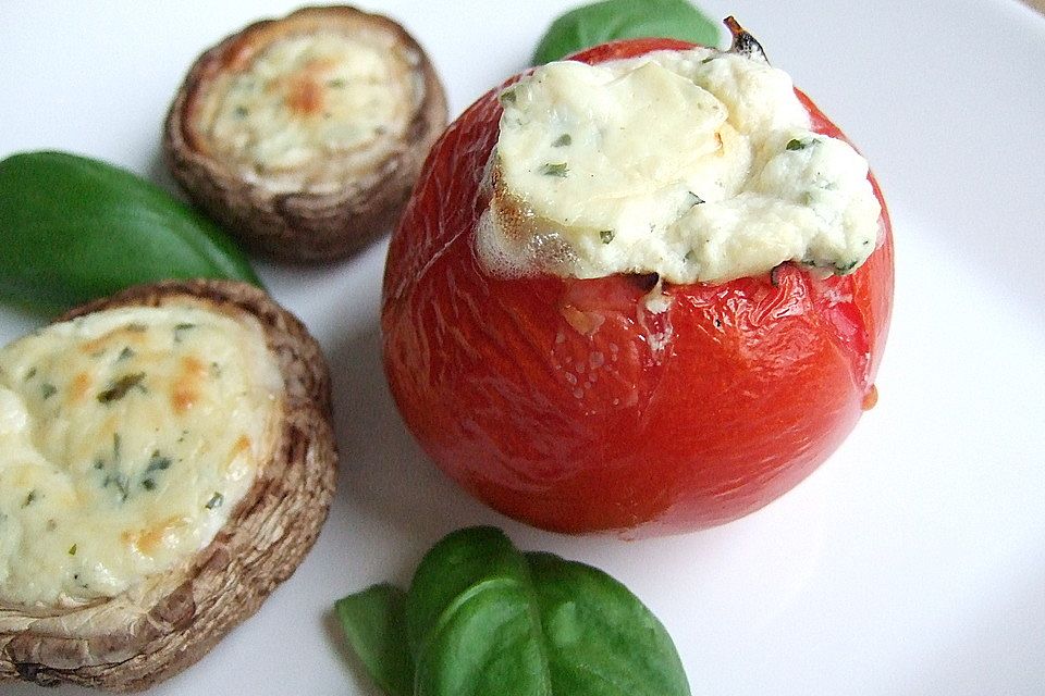 Tomaten mit Schafkäse gefüllt