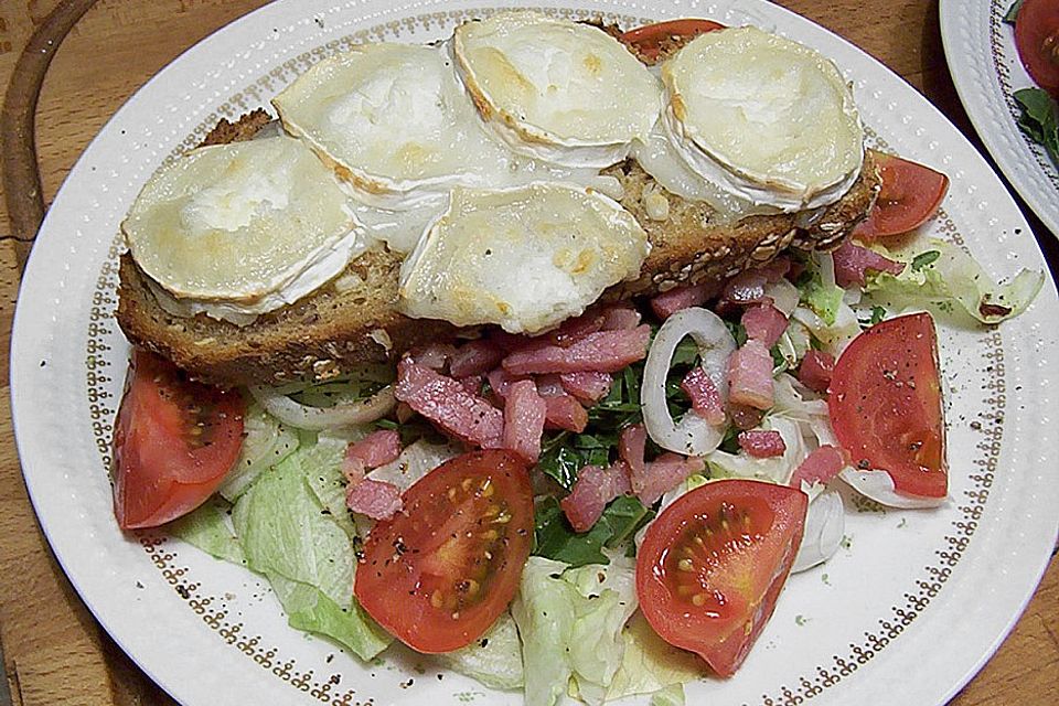 Knuspriges Ziegenkäsebrot auf knackigem Salat