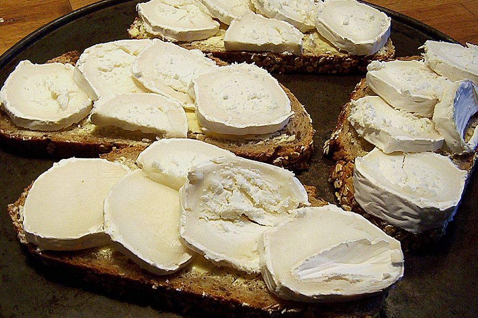 Knuspriges Ziegenkäsebrot auf knackigem Salat