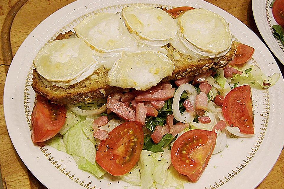 Knuspriges Ziegenkäsebrot auf knackigem Salat