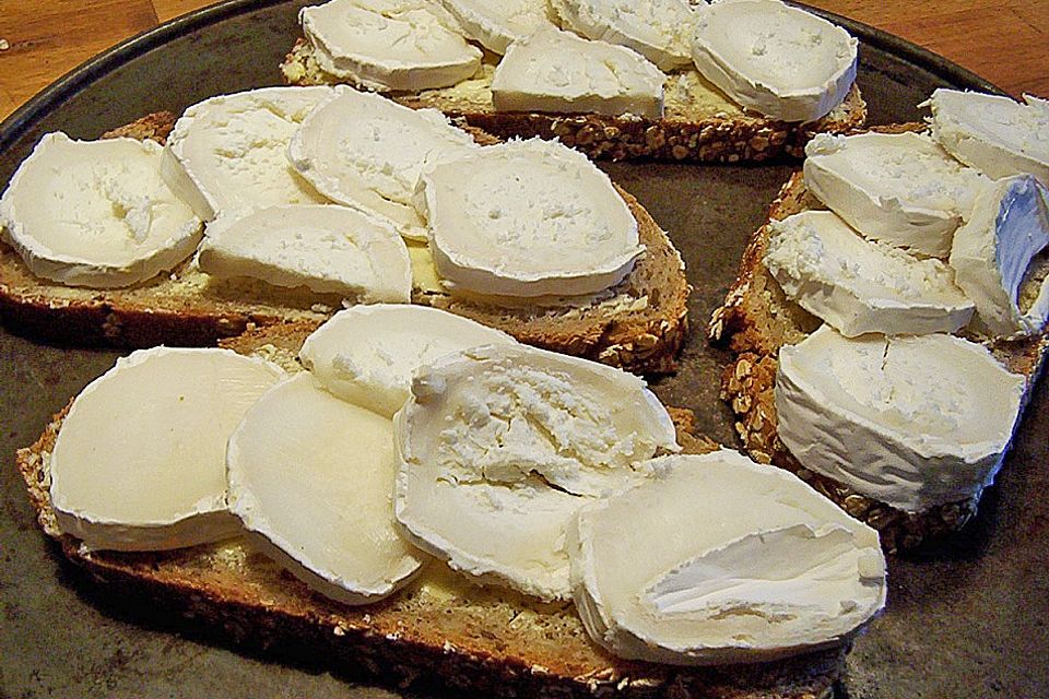 Knuspriges Ziegenkäsebrot auf knackigem Salat