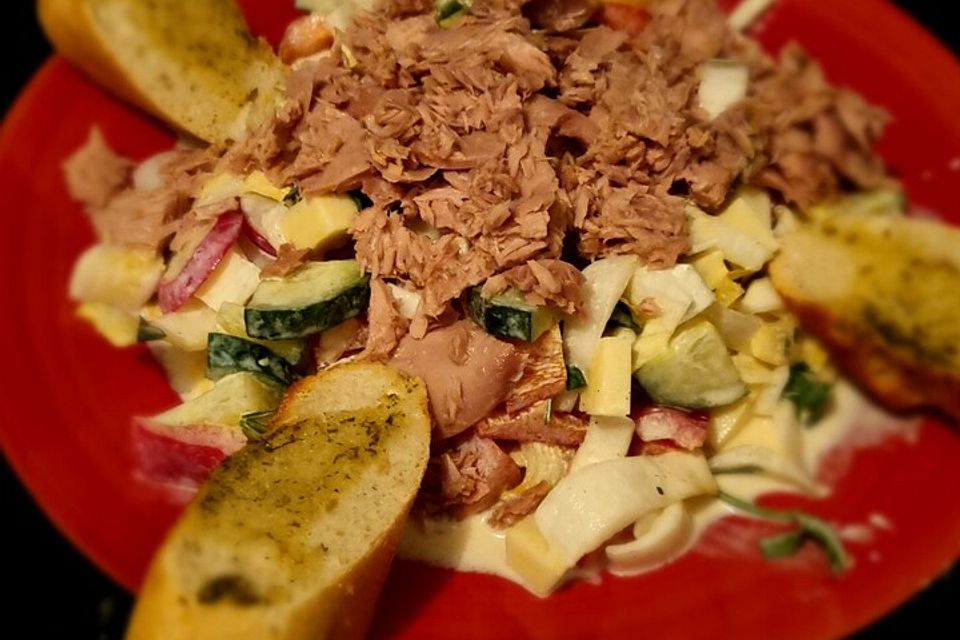 Chicoreesalat mit Thunfisch und Käse