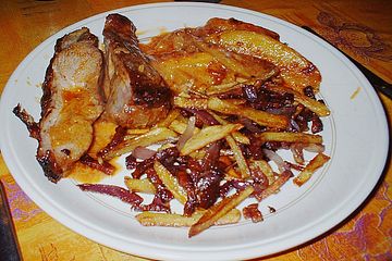 Putenoberkeulenbraten mit Mangosauce und Kartoffelstäbchen mit Speck und Zwiebeln