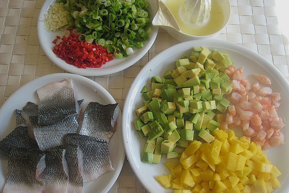 Wolfsbarschfilets auf Garnelen - Avocado - Mango - Salsa