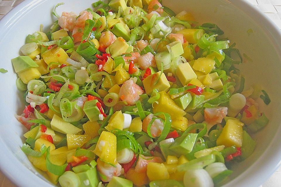 Wolfsbarschfilets auf Garnelen - Avocado - Mango - Salsa