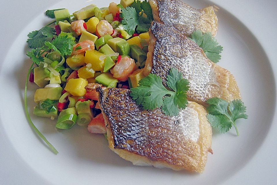 Wolfsbarschfilets auf Garnelen - Avocado - Mango - Salsa