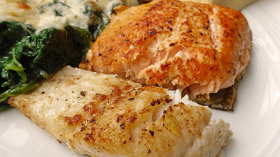 Zander und Seesaibling auf Lauch, mit Möhren, Tomaten, Ei und ...