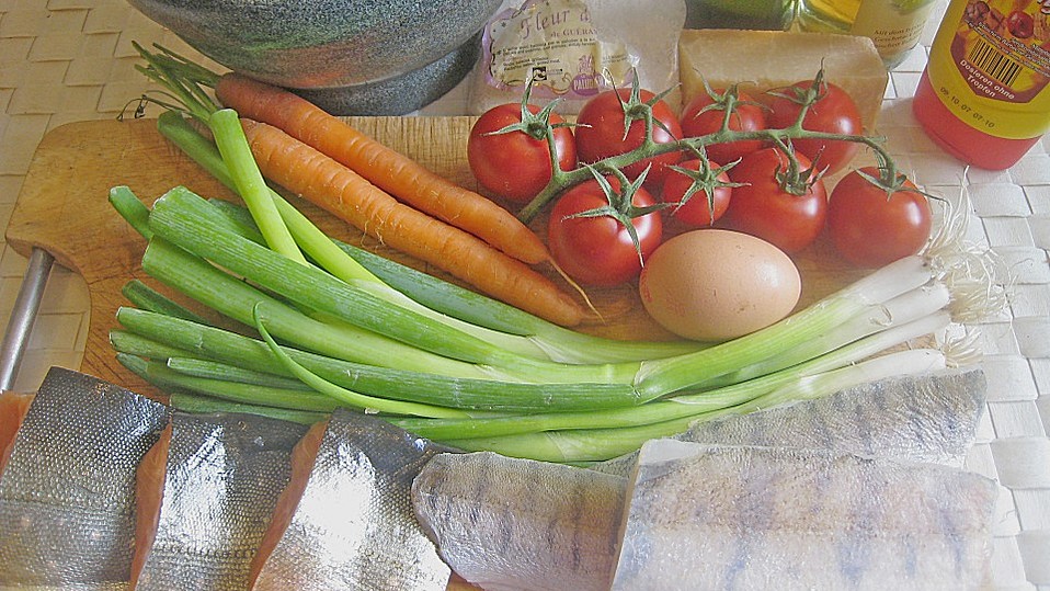 Zander und Seesaibling auf Lauch, mit Möhren, Tomaten, Ei und ...