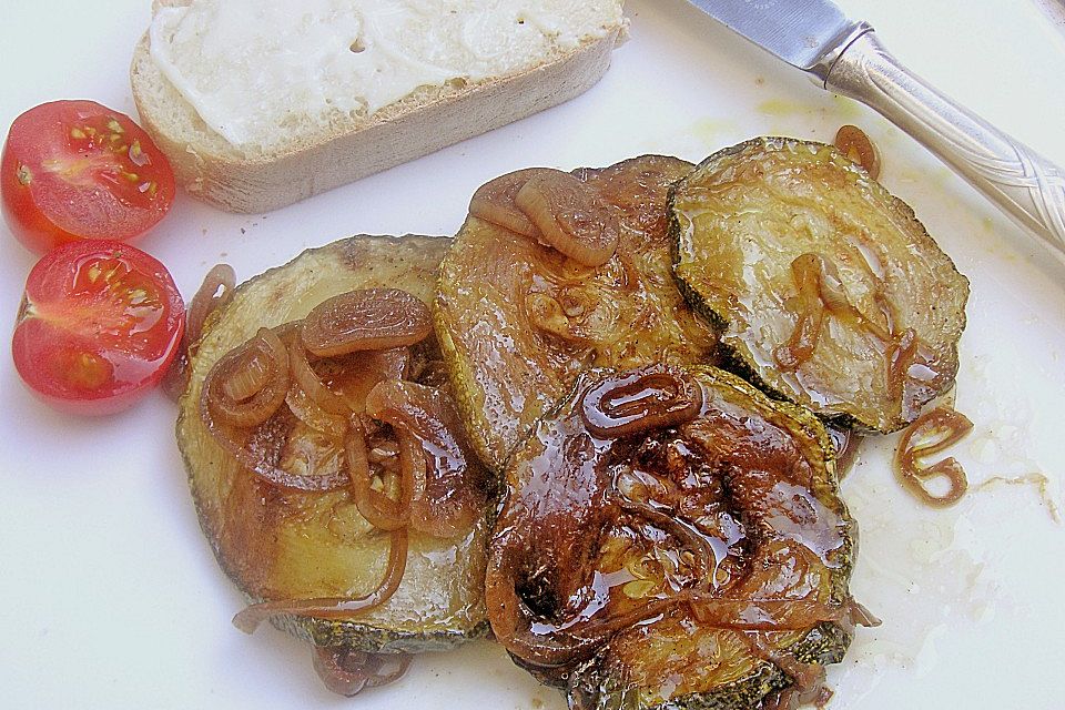 Zucchini gebraten mit karamellisierten Zwiebeln