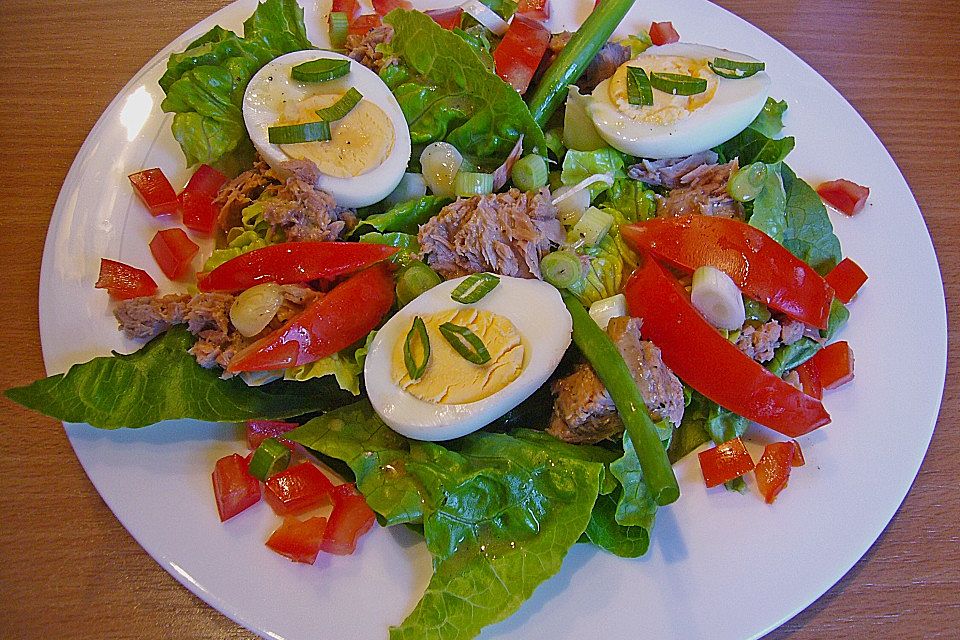 Grüner Salat mit Thunfisch