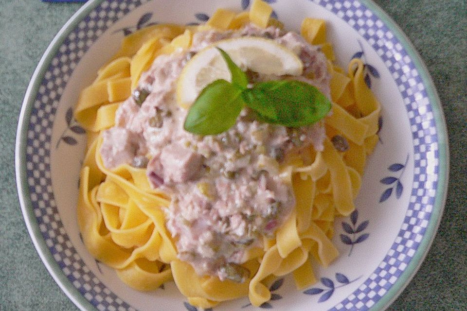 Tagliatelle Nudeln mit Thunfisch