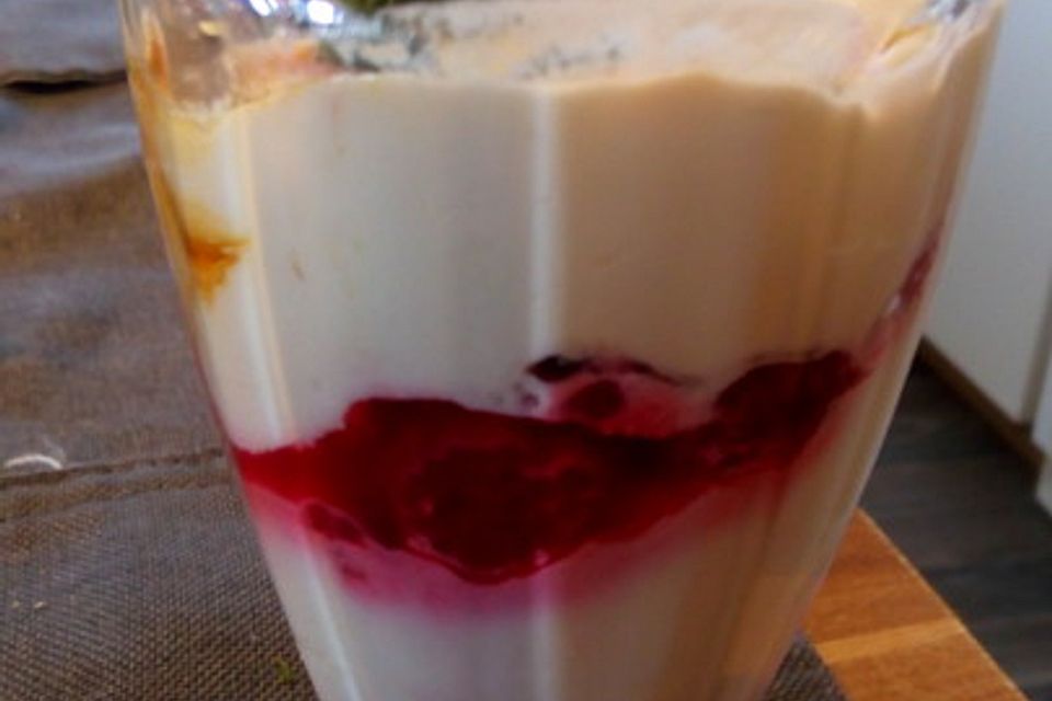 Schichtspeise mit Quark, Himbeeren und Zucker - Mandel - Kruste