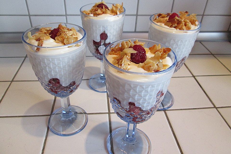 Schichtspeise mit Quark, Himbeeren und Zucker - Mandel - Kruste