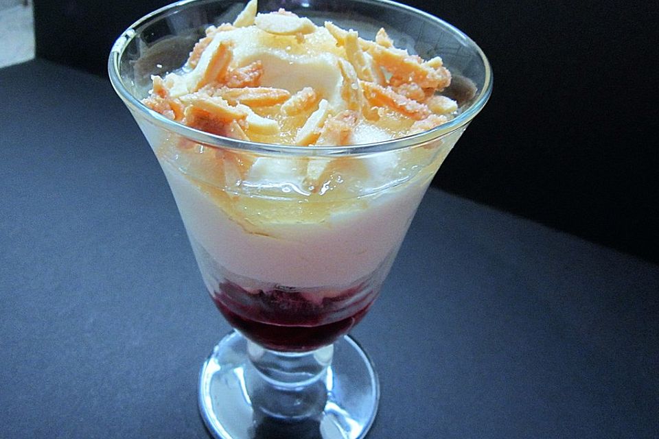 Schichtspeise mit Quark, Himbeeren und Zucker - Mandel - Kruste